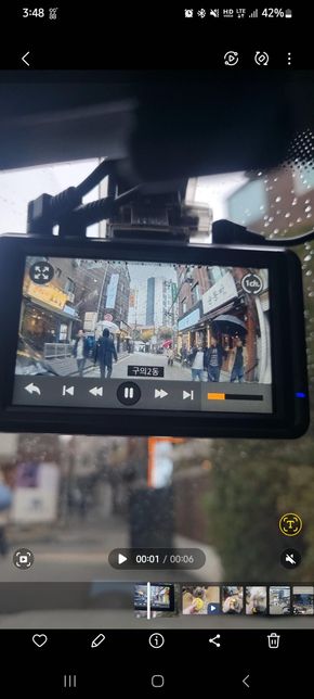 차가 왕래하는 골목길,주위살피지않고 사선으로 가는행인과 자동차백미러 부딪힘 궁금합니다의 0번 째 이미지
