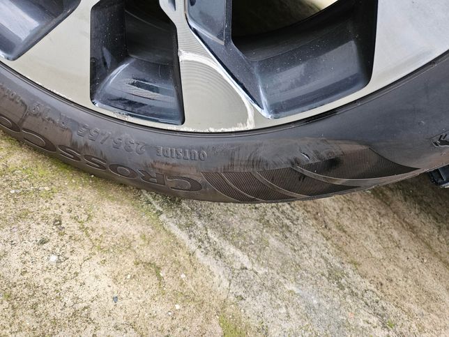 뒷타이어가 측면이 조금 찢어졌는데 교체 안해도 괜찮을까요?의 0번 째 이미지