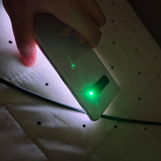 갤럭시s10 갑자기..초록불 뭔가요?의 0번 째 이미지