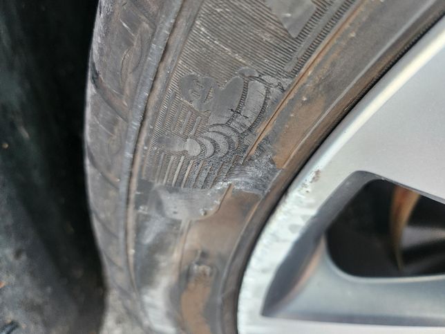 타이어 옆이 조금 까졌는데 계속 타도 될까요?의 2번 째 이미지