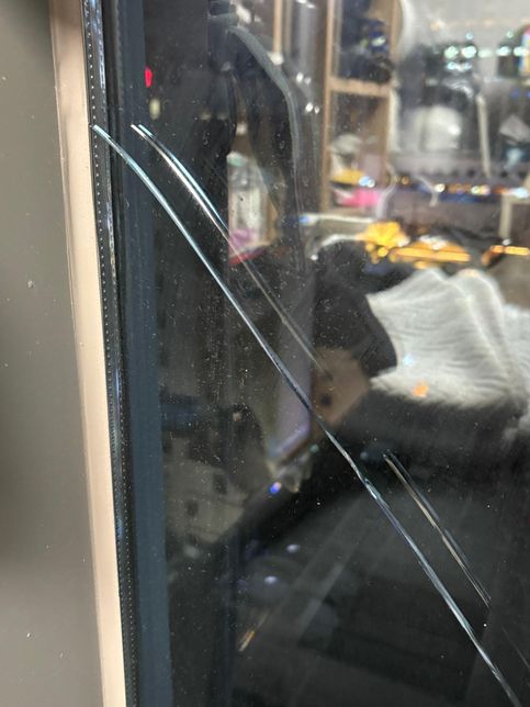 창호 관련 유리에 금이 가 문의 드립니다.의 3번 째 이미지