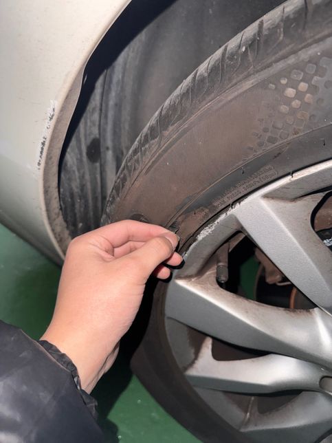 주행중 타이어 옆면을 부딪혔는데 교체 필요할까요?의 1번 째 이미지