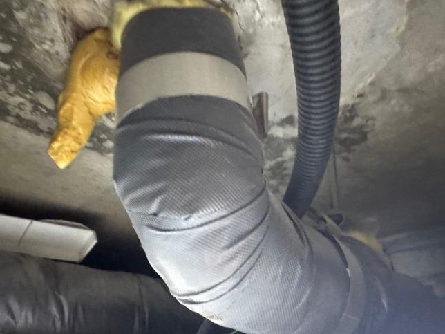 사진속 배관을 싸고 있는 검정색 이름이 뭔가요?의 1번 째 이미지