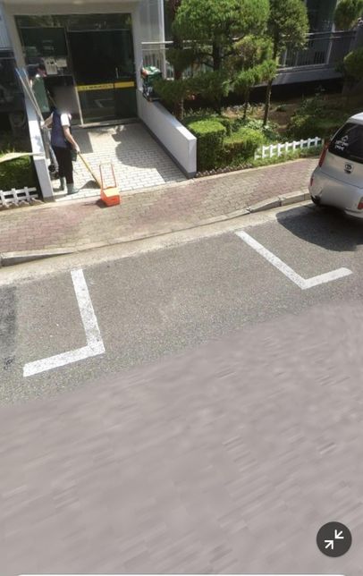 아파트 자동차 주차장사이에 자꾸 오토바이가 댑니다의 0번 째 이미지