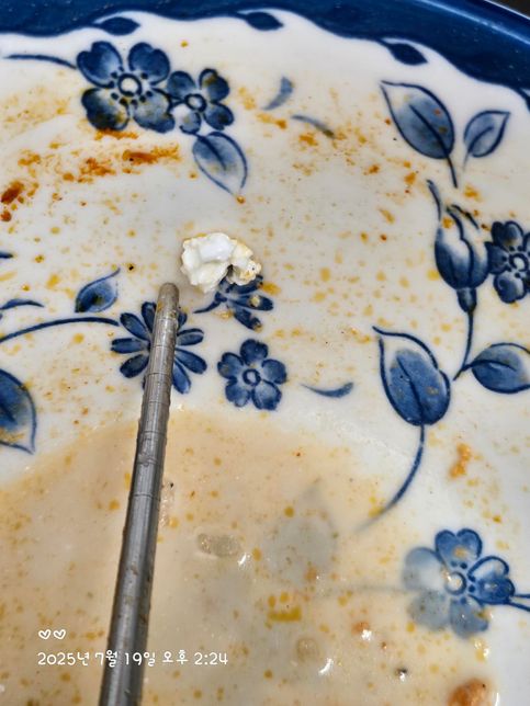 우유속에 이게 뭘까요?하얀덩어리로 폭신하게 응고되어있는형체로 뭘까요?의 0번 째 이미지