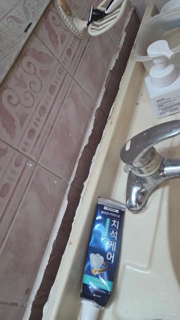 세면대가 이렇게 빠졌어요 고칠방법 없을까요?의 0번 째 이미지