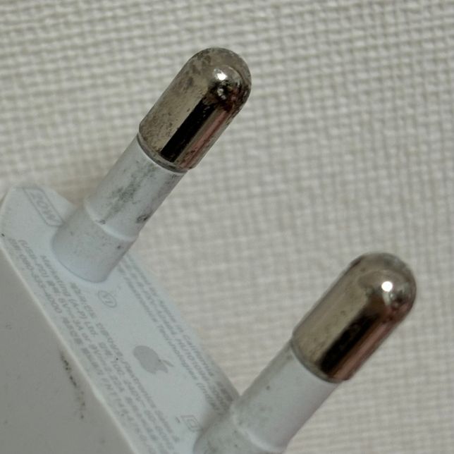 애플 충전기 플러그 꽂는 부분 부식된건가여??의 0번 째 이미지