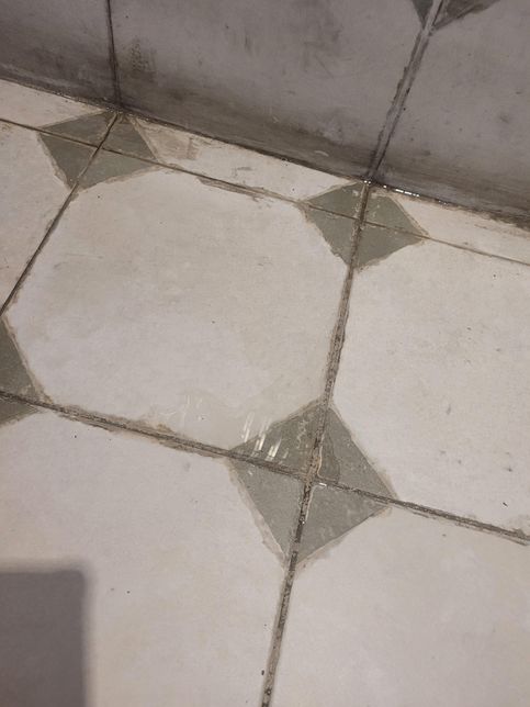 가게인데 이렇게 자꾸 바닥에 물이 흥건해요의 0번 째 이미지