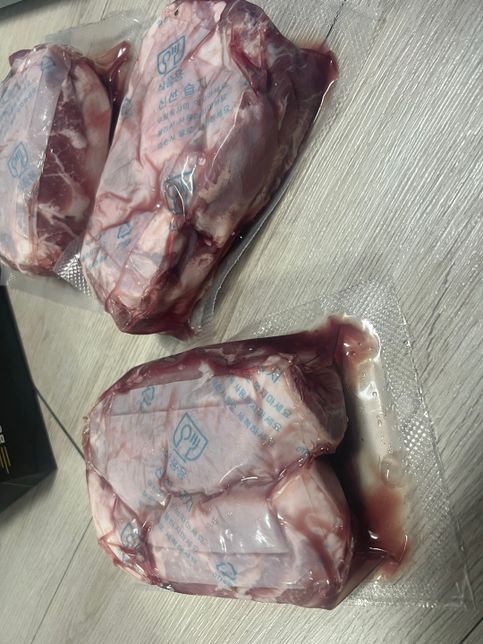 택배로 돼지고기 특수부위좀샀는데 (뽈살?꼬들살?등..) 핏물이 이렇게 나오는데 왜이런건가요??의 1번 째 이미지