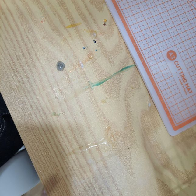 책상에 굳은레진 지우는 법 알려주세요의 0번 째 이미지