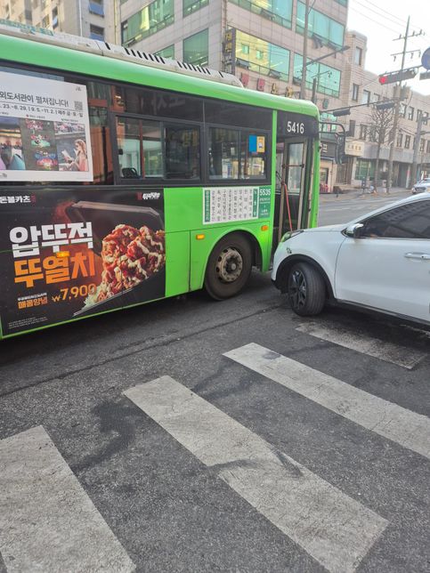 골목길에서 나오던 중 버스와 충돌한사고의 1번 째 이미지