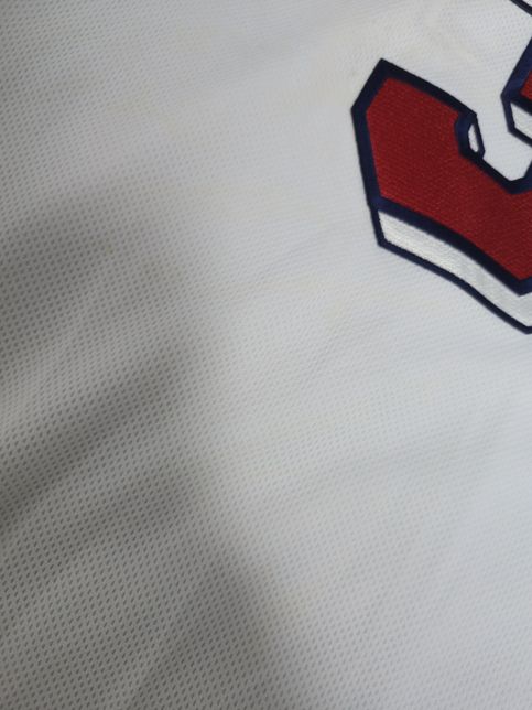 흰 야구 유니폼에 얼룩이 있는데 세탁소에 가면 지울 수 있을까요?의 0번 째 이미지