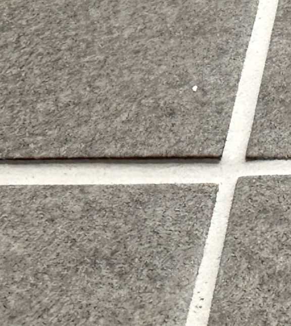 신축아파트 화장실 바닥 타일 하자 인가요?의 0번 째 이미지