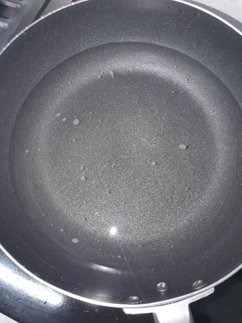 주방에서 용기에 물을 받았는데 이상한게 떠다닙니다.의 0번 째 이미지