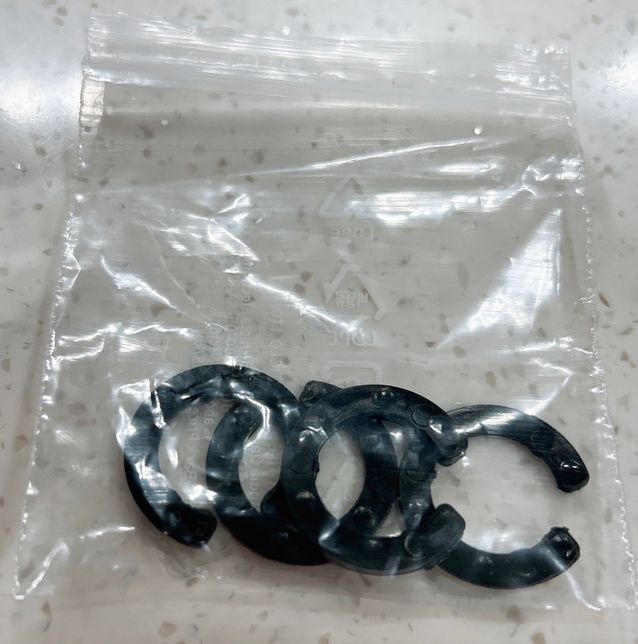 냉장고를 샀는데 설명서랑 같이 들어 있던 이 고리 모양은 뭐에요?의 0번 째 이미지