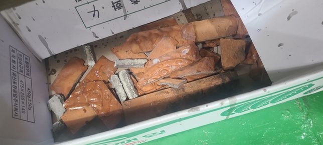 건물 외벽 벽돌이.떨어지는데...의 0번 째 이미지