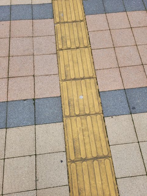 보행자 도로에 있는 노란색 보도블록은 어떤 의미인가요?의 0번 째 이미지