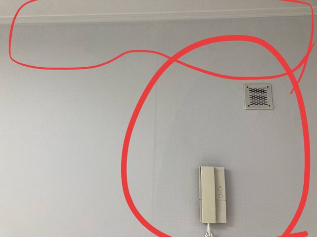 도배하고 들어온 새 집(구축아파트)인데 혹시 벽에 색이 다른 이유를 알 수 있을까요?의 1번 째 이미지