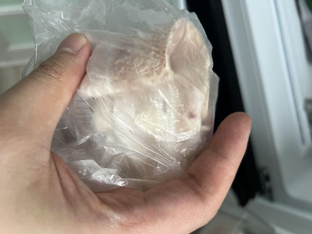 냉동대패삼겹살 사논지는얼마안됬는데 색이 이거 괜찮은건가요??? 냄새나거나 하진않습니다의 1번 째 이미지