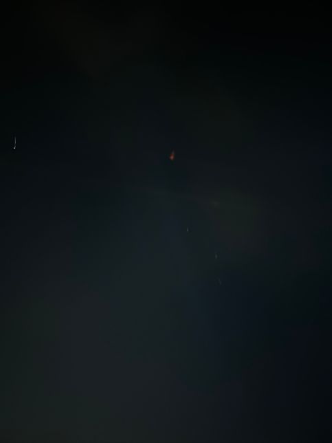 25 저녁 밤 하늘 거리는 좀 떨어져 있었지만 같은 직선 상에 위치해있었는데요, 이 빨간 달 같이 생긴건 뭔가요?의 0번 째 이미지