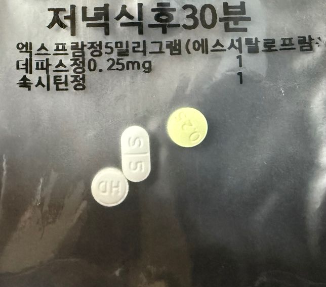 사진에 있는 약들 같이 먹을때 어떤 약을 빼고 먹어야 하는지 궁금합니다의 0번 째 이미지