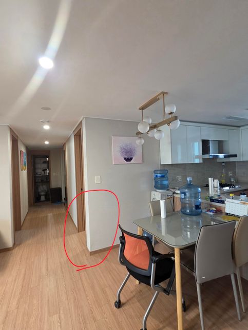 두 개의 사진에서 문틀이 뜬 부분의 차이를 식별할 수 있을까요?의 1번 째 이미지