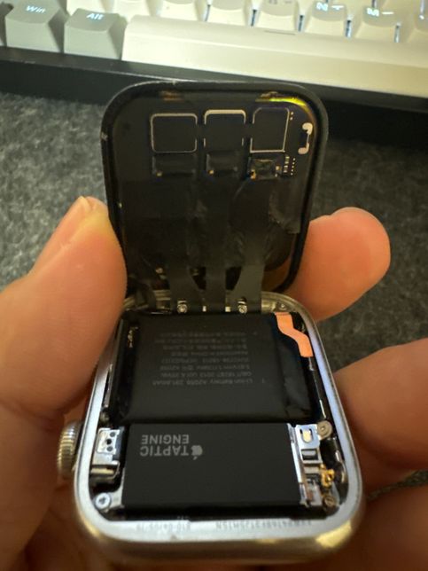 애플워치4 액정이 떨어져 케이블이 끊어졌습니다.의 0번 째 이미지