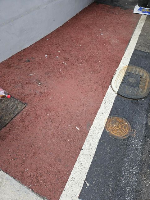 같은 빌라 건물 입주자가 건물 주차장 담배꽁초의 0번 째 이미지