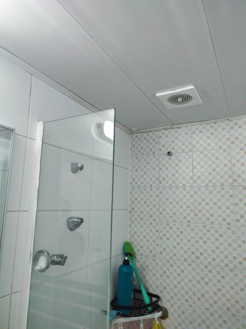 샤워부스 유리문 경첩문제 올바른 수선방법은 뭔가요?의 2번 째 이미지