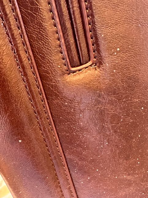 가죽가방에 생긴 오염인데 물에 닿으면 사라졌다가 다시 나타나는 흰 점들은 뭘까요?의 0번 째 이미지