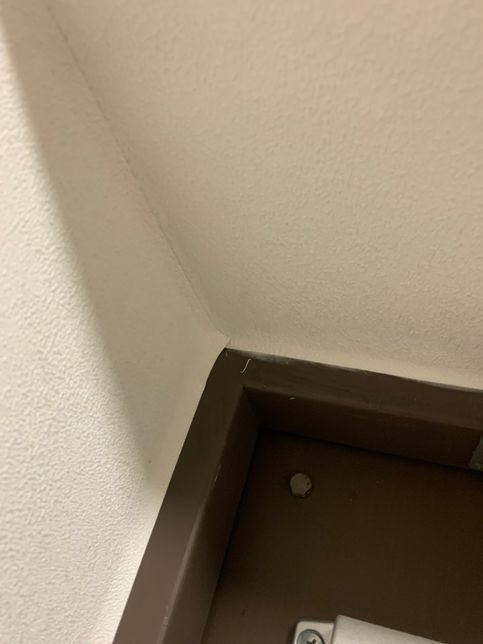 아파트 현관문에 붙어있는 이거 뭔가요?의 1번 째 이미지