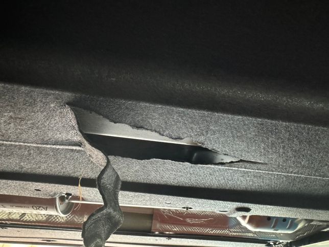 차 밑에 이렇게 부셔졋는게 이거 뭔가요??의 0번 째 이미지