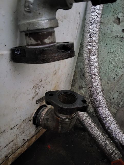 [사진]기름보일러 순환 펌프 본체는 풀었는데 아래위 잡아주는 부분이 안풀려요 이거 푸는 요령이 있나요의 0번 째 이미지