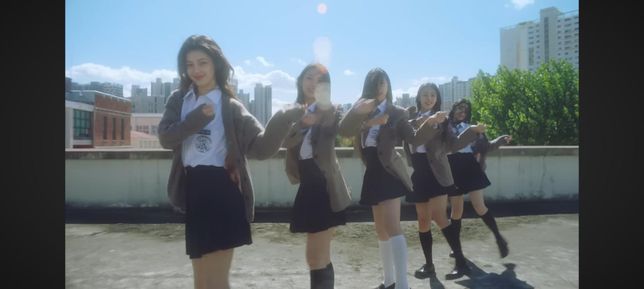 맨앞에 있는 뉴진스 다니엘의 머리스타일 이름 궁금합니다의 0번 째 이미지