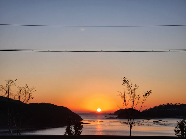 석양이 지는 밤바다 정말 황홀하게 아름답습니다. 언제 시간 나시면 여수 밤바다를 한번 와 보시지 않으실래요?의 0번 째 이미지