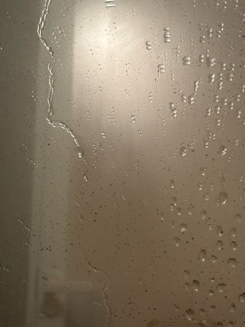 화장실 거울에 있는 검은색 점 얼룩 곰팡이 일까요?의 0번 째 이미지