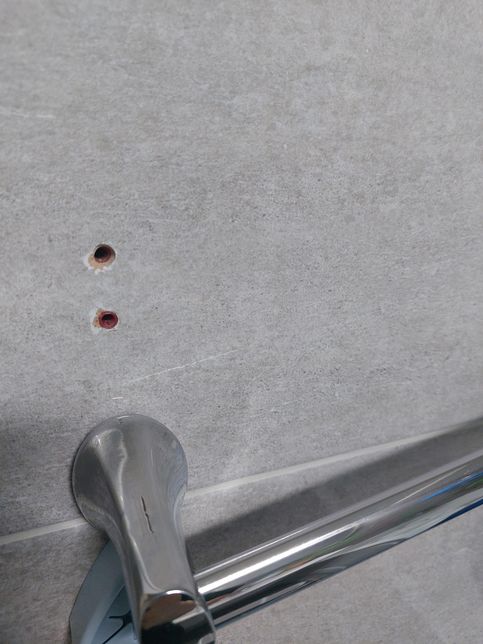 화장실 수건걸이 이거 셀프수리 안되는걸까요?의 0번 째 이미지