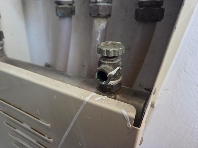 전세집 보일러 분배기 밸브 주둥이에서 물 떨어지는게 정상인가요??의 3번 째 이미지
