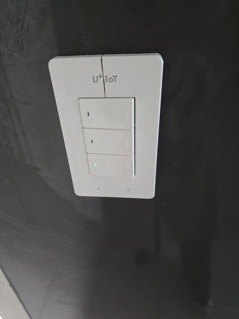 월세살다가 조명 스위치 3구짜리 커버 깨졌는데, 스위치 전체를 교체해줘야 하나요?의 0번 째 이미지