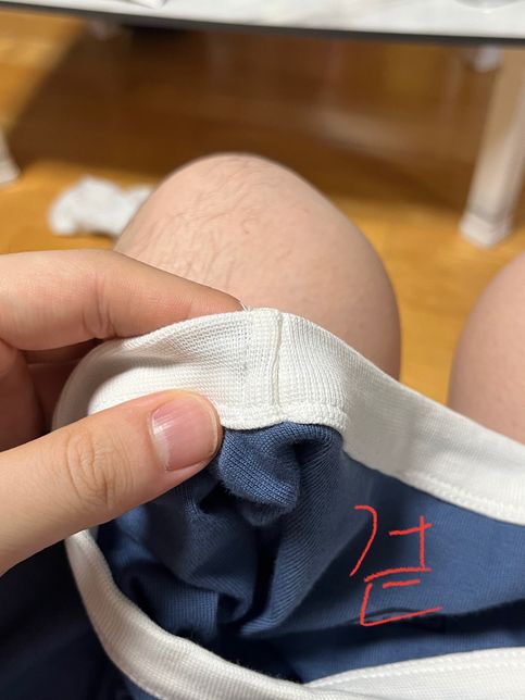 이중 재봉된 티셔츠 목 늘어남 수선방법의 2번 째 이미지