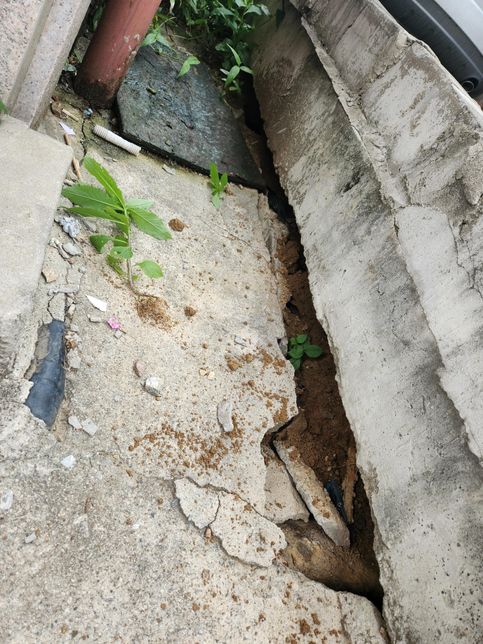 외부 주차장 콘크리트 틈새가 발생했어요의 1번 째 이미지