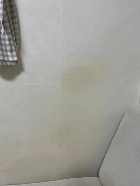 이정도 도배 변색과 찢어진것도 임차인이 물어주는게 맞나요?의 1번 째 이미지