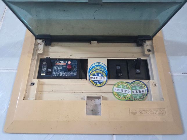 누전차단기 첫번째거가 안올라가요. 자동으로 내려갑니다의 0번 째 이미지
