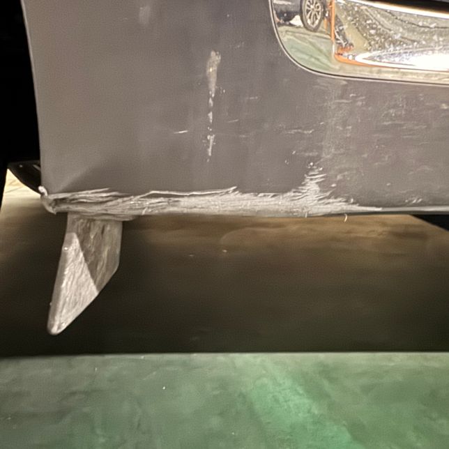 차 조수석측 하부 플라스틱 돌부리에 긁었는데의 1번 째 이미지