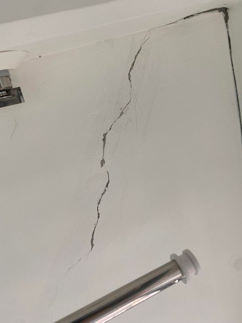 아파트 베란다 크랙 보수 관련 문의사항(긴급문의))의 3번 째 이미지