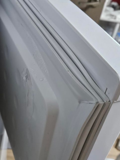 냉동실 천장 비정상적인 얼음이 생기는데 고무패킹 때문일까요?의 1번 째 이미지