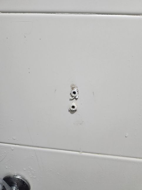 화장실 벽 타일에 구멍이 있는데 어떻게 메꿔야할지..의 1번 째 이미지