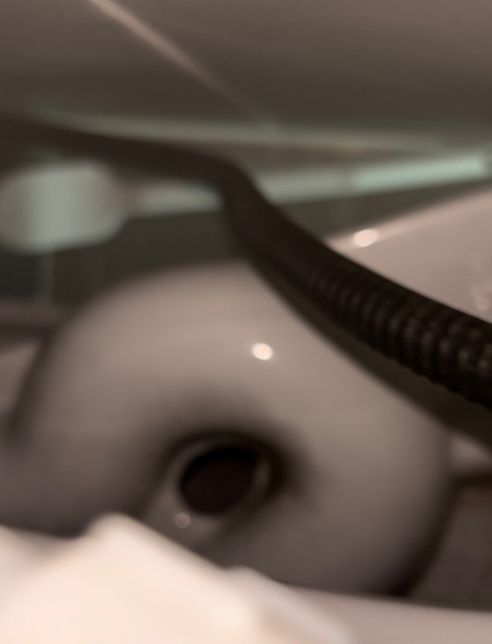 변기 뒤쪽 안에 이 구멍의 정체는 뭔가요?의 2번 째 이미지