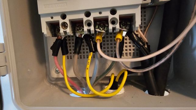 차단기에 선이 2개씩 물려있는데 이렇게 되어도 괜찮은지 궁금합니다.의 0번 째 이미지