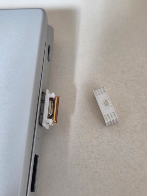 lg 그램 노트북 측면 usb 끼우는곳 망가짐 질문의 0번 째 이미지